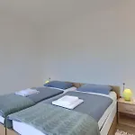 Lippa Peroj 1 * Πούλα