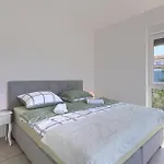 Lippa Peroj 1 * Πούλα